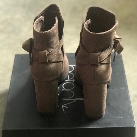 Taupe suede belt wrapped chunky heel booties - Picture 4 of 4
